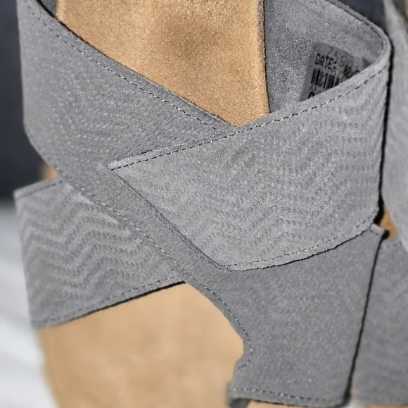Minnetonka Becka Suede Wedge Platform Toe Loop Sandals Gray Leather Womens Sz 11 - Picture 6 of 8